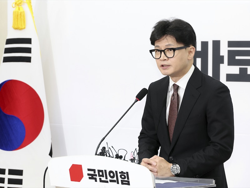 Leider van regeringspartij Zuid-Korea biedt zijn excuses aan voor noodtoestand en treedt af