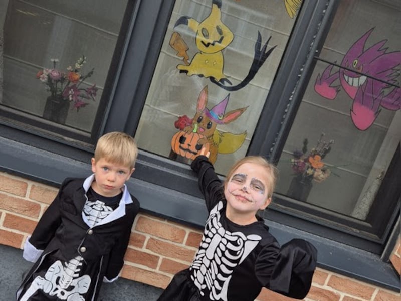Ylina en Liyo uit Reet, klaar om te gaan griezelen op school