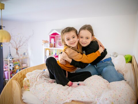 Snel vriendjes worden: deze meisjes kunnen het. De 7-jarige Lily (links) deelt maar al te graag een knuffel en haar speelgoed met de 9-jarige Arina, haar nieuwe speelkameraadje.