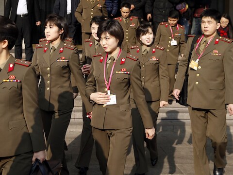 Leden van de Moranbong Band verlaten hun hotel in Peking, vorige week vrijdag.