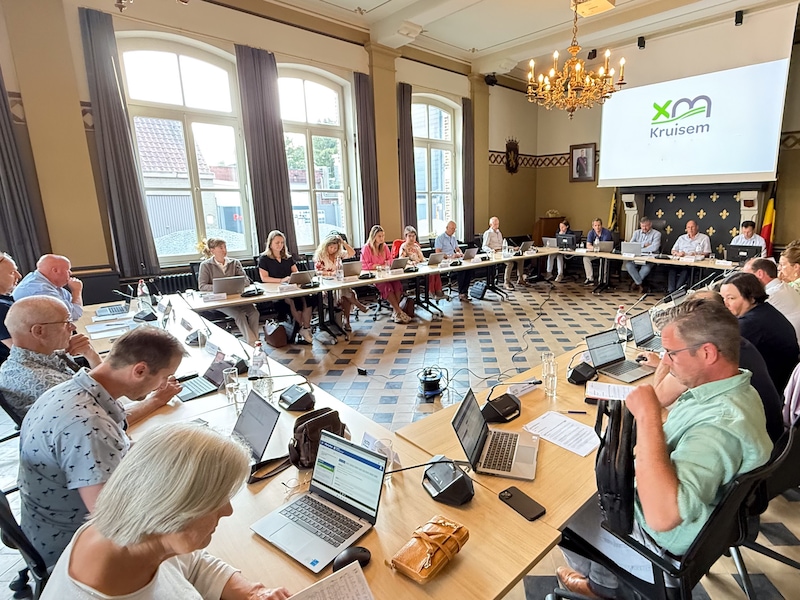 Gemeenteraad bijeen: oppositie heeft vragen over wijkagent bij de politie en het busaanbod