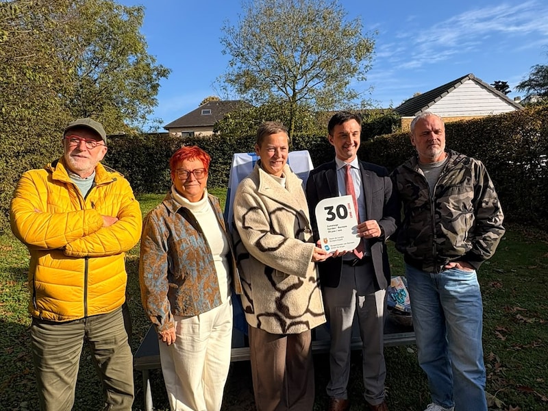 In aanwezigheid van een delegatie uit Gordes wordt een nieuw bord ingehuldigd