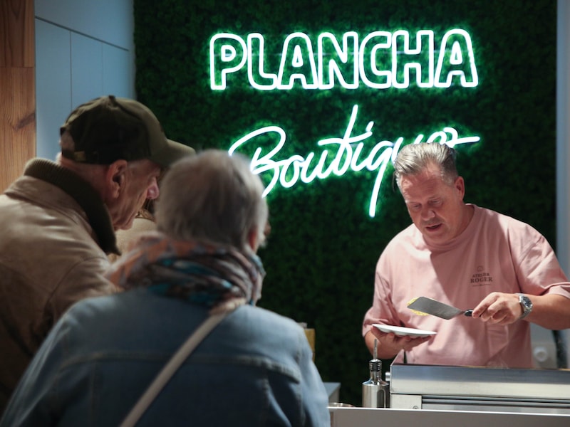 Roger van Damme, tijdens het bakken van pannenkoeken bij Plancha Boutique.