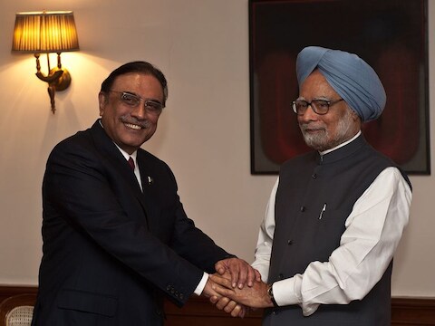 De Indiase premier Manmathon Singh (R) verwelkomt de Pakistaanse president Asif Ali Zardari (L).