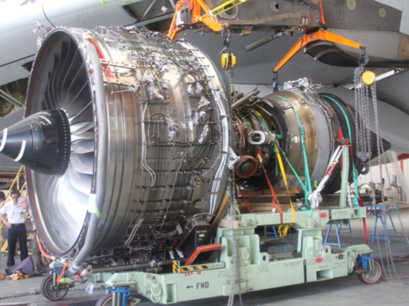 De zwaar beschadigde A380-motor wordt in Singapore onder de loep genomen.