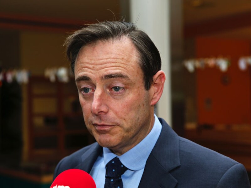 De Wever komt tot de vaststelling "dat de tenen wel heel lang zijn".