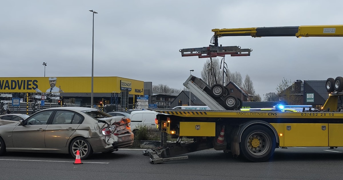 Aanhangwagen gekanteld op A12 in Schelle