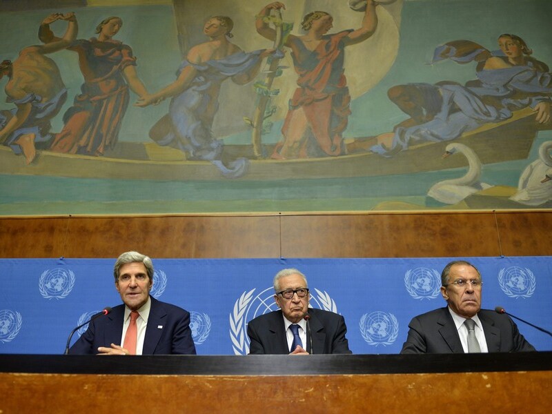 Buitenlandministers John Kerry (l) en Sergej Lavrov (r).