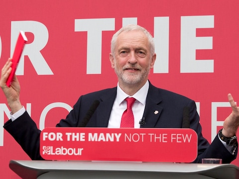 Labourleider Jeremy Corbyn noemt zijn manifest "een verantwoord en radicaal programma van hoop" als antwoord op de "angst" die het programma van de Conservatieve partij van premier Theresa May belooft.