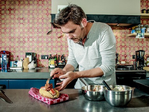 Op deze foto staat Jeroen nog in zijn oude keuken te werken. In het nieuwe seizoen krijgt hij een gloednieuw exemplaar.