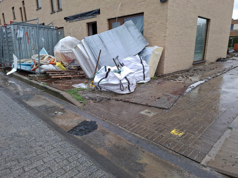 Storm Austen trok een spoor van vernieling door de wijk De Vloei in Ieper.