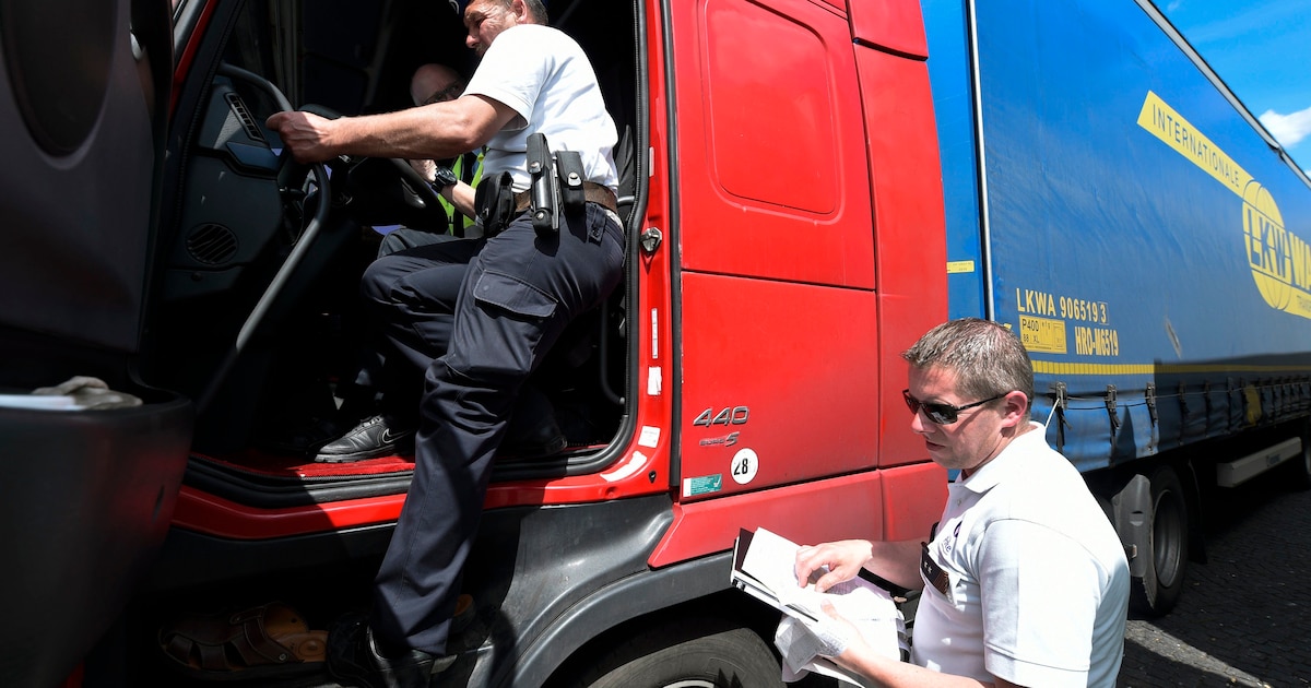 Chauffeur rijdt onder invloed, zeven anderen zonder gordel bij controle op zwaar vervoer