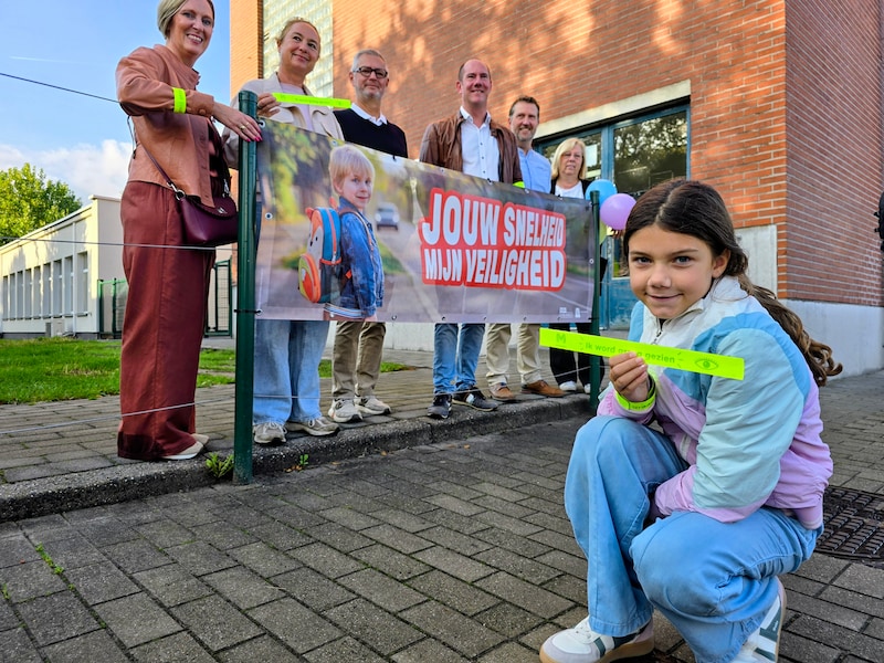 Maldegem deelt 15.000 armklappers uit aan schoolkinderen: “Gezien worden in het verkeer is belangrijk”