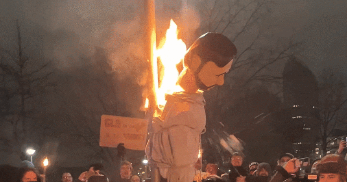 “Bouchez op brandsta­pel!”: betogers zetten boel op stelten door pop van MR-voorzitter in brand te s