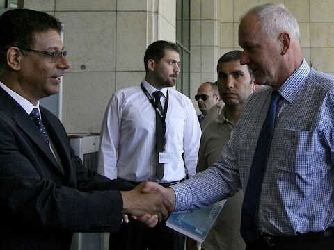 Ake Sellstrom (rechts), hoofd van de VN-missie, wordt in een hotel in Damascus ontvangen door een vertegenwoordiger van de Syrische regering, 24 juli 2013.