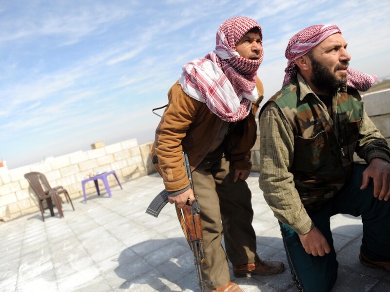 Militanten van het Free Syrian Army overschouwen de stad.