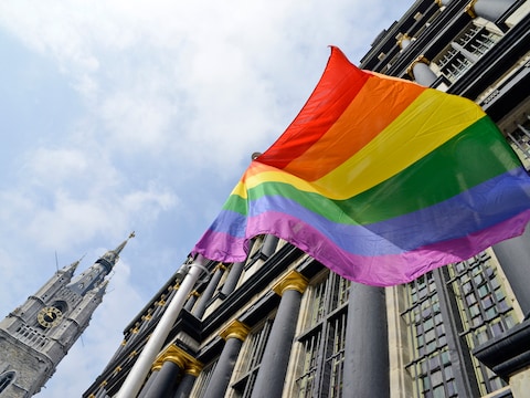 Pride vlag aan stadhuis Gent