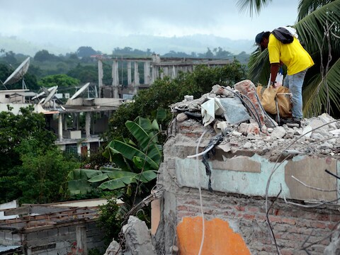 Bij een hevige aardbeving in Ecuador vielen meer dan 600 doden.