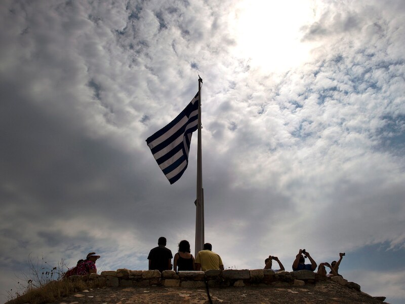 De Griekse vlag op de Akropolis in Athene.