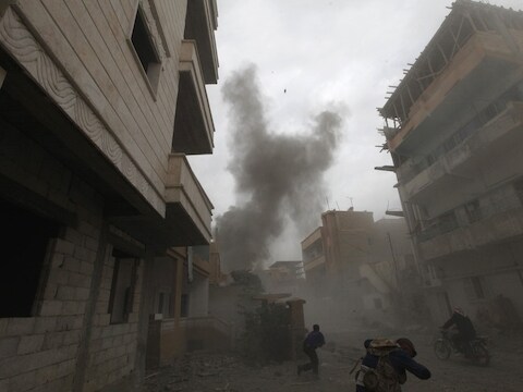 Inwoners schuilen voor een bombardement in de Syrische provincie Raqqa.
