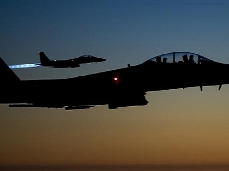 Amerikaanse gevechtsvliegtuigen vliegen over Irak.