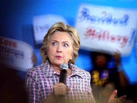 De uitspraken die in de mails aan Clinton toegeschreven worden, bevestigen het vermoeden van de Bernie Sanders-aanhangers dat Clinton dichter bij de financiële elite staat dan bij de middenklasse.