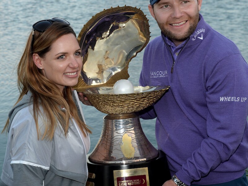 Winnaar Branden Grace pronkt met zijn trofee (en zijn vriendin).