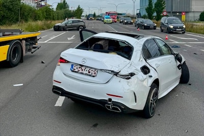 Mercedes over de kop bij Park Spoor Oost: rijbaan intussen o
