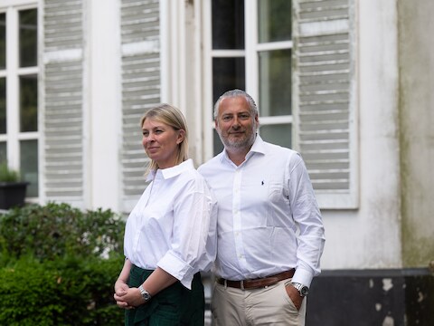 Burgemeester van Hove Thierry Lens en zijn partner Stefanie Arts 
