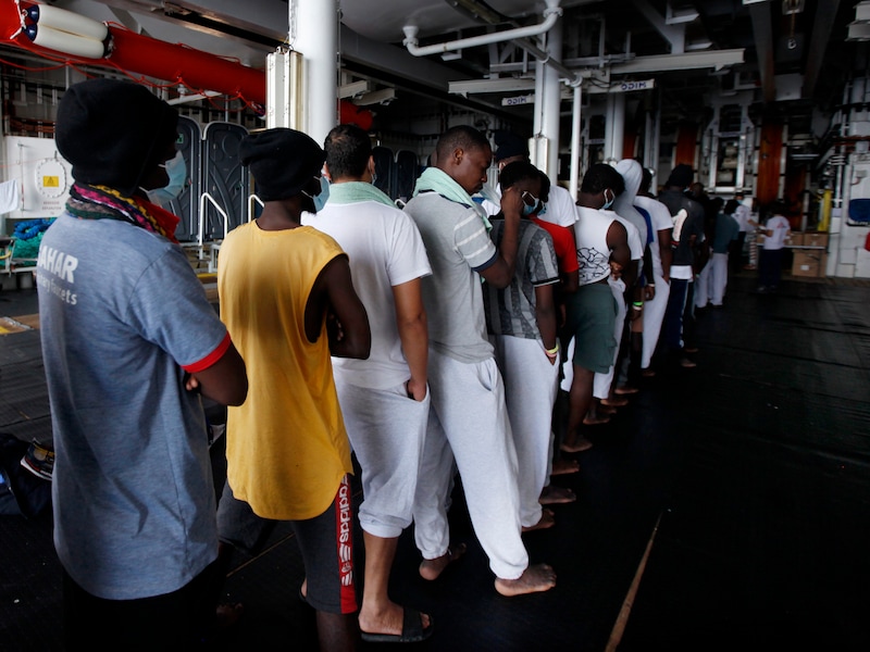 367 migranten op Artsen zonder Grenzen-schip na dagen wachten aan land gegaan in Palermo