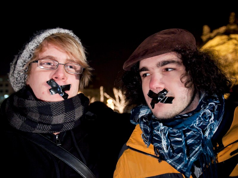 Een jong koppel protesteert tegen de wet.