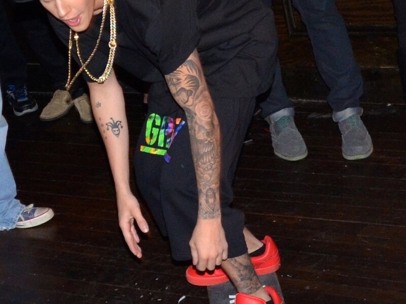 Justin Bieber skateboardde op een feestje in New York, afgelopen zondag.