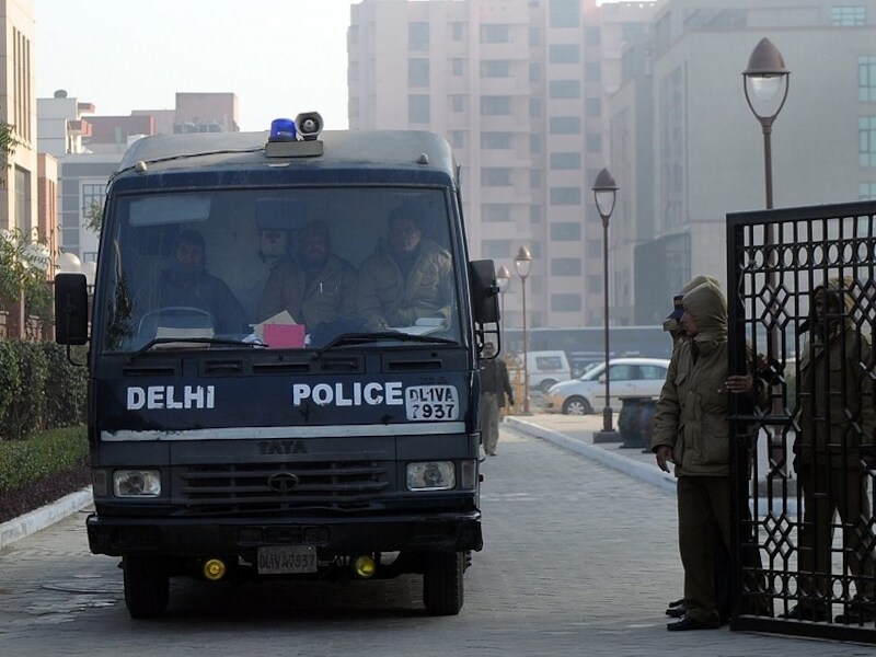 De politie in India begeleidt transport van de daders naar de gevangenis in New Delhi.