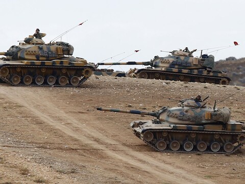 Turkse tanks op de grens met Syrië.