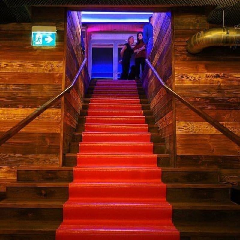 Er was één trap om uit de kelder te geraken