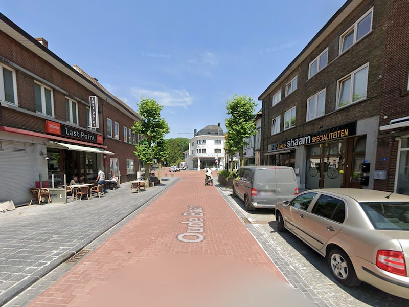 Het kind viel uit één van de ramen van het rechtse gebouw aan de Oude Baan. 