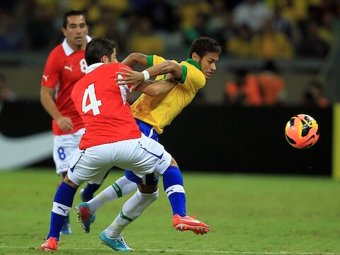 Neymar draait zich weg bij Christian Alvarez.