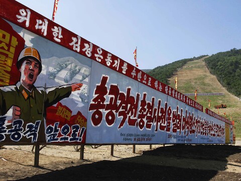De piste is er, de propagandaborden die de werken bejubelen ook, maar op skiliften moeten ze in Noord-Korea nog wat wachten.