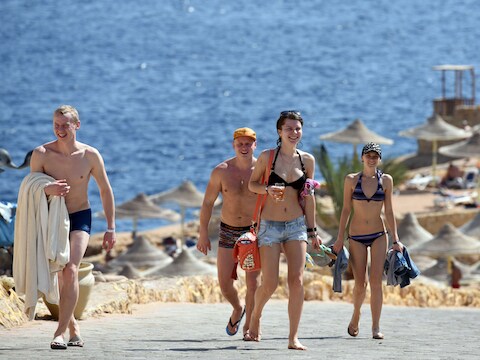 Toeristen aan het strand van Sharm-el-Sheikh