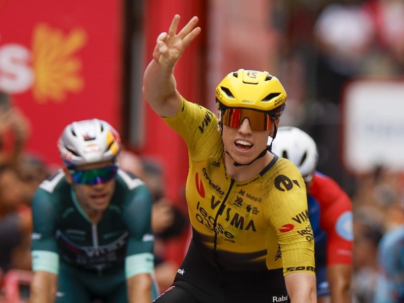 “Ik geef z’n lead-out negen op tien”: Wout van Aert “had alles onder controle” en loodst jonge ploegmaat Matthew Brennan naar derde ritzege