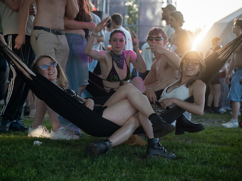 Zon, techno en zomerse outfits: Extrema Outdoor schiet uit de startblokken in tropische sfeer 
