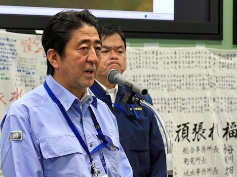 Japanse premier spreekt de werknemers van Tepco toe.