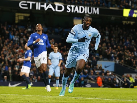Yaya Touré heeft net Tim Howard het nakijken gegeven met een wel heel erg licht toegekende penalty.