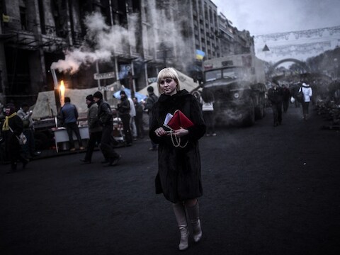 Een vrouw op het Onafhankelijkheidsplein in Kiev.