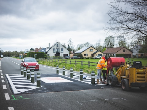 Aanleg van een verkeersdrempel in de Deinse Horsweg in Drongen.