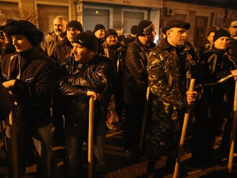 Pro-Russische mannen houden het parlementsgebouw in de hoofdstad Simferopol bezet.