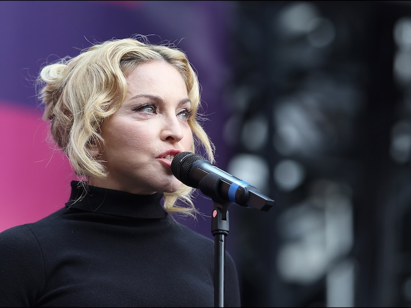 Zangeres Madonna op het podium.