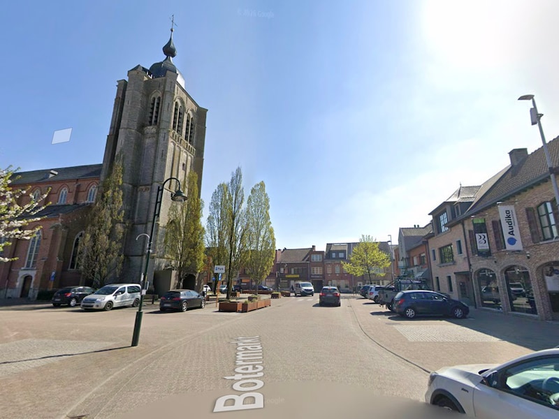 Bejaarde bestuurster vergist zich van pedaal op parking: auto knalt tegen gevel van leegstaande bakkerij