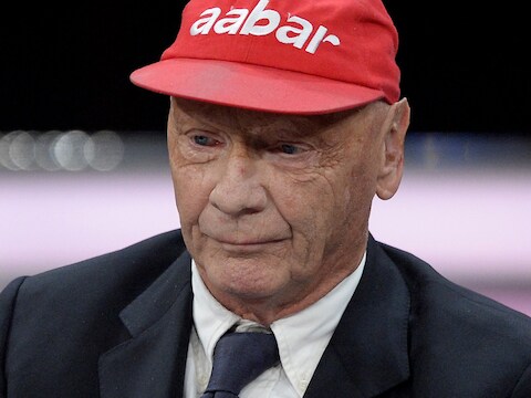 Niki Lauda, zelf maar nipt aan de dood ontsnapt na een F1-ongeval, bidt voor Schumacher.