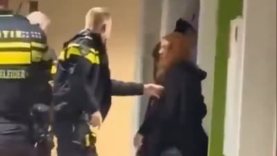 Zwangere vrouw die door Nederlandse politie op de grond werd gegooid is bevallen en laat van zich horen: “Ik probeerde de agenten gewoon een vraag te stellen”